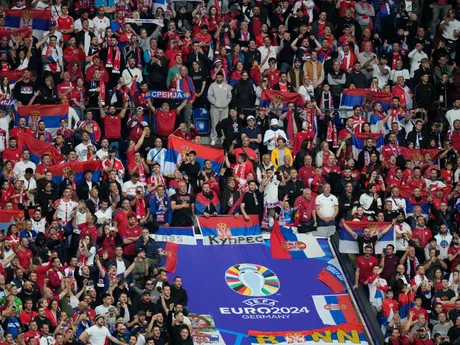Fanúšikovia Srbska v zápase s Anglickom na EURO 2024