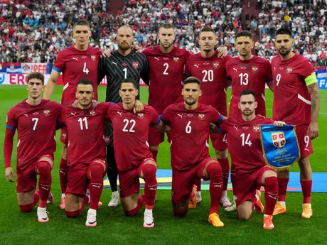 Hráči Srbska pred zápasom s Anglickom na EURO 2024
