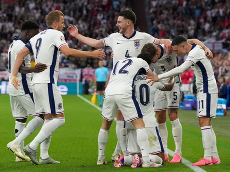 Hráči Anglicka oslavujú gól Bellinghama v zápase so Srbskom na EURO 2024
