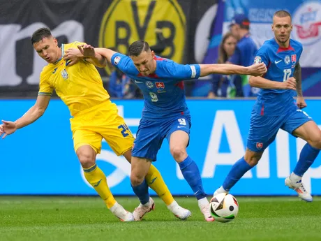 Róbert Boženík a Oleksandr Tymčyk v súboji o loptu v zápase Slovensko - Ukrajina v skupine E na EURO 2024 (ME vo futbale).