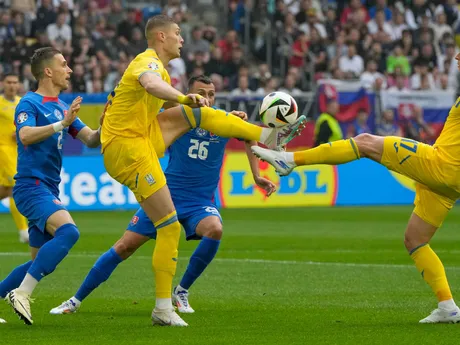 Arťom Dovbyk, Oleksandr Zinčenko a Ivan Schranz v súboji o loptu v zápase Slovensko - Ukrajina v skupine E na EURO 2024 (ME vo futbale).