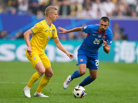 Oleksandr Zinčenko a Ivan Schranz v súboji o loptu v zápase Slovensko - Ukrajina v skupine E na EURO 2024 (ME vo futbale).