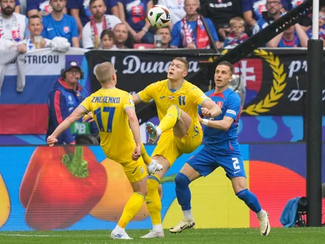 Arťom Dovbyk a Peter Pekarík v súboji o loptu v zápase Slovensko - Ukrajina v skupine E na EURO 2024 (ME vo futbale).