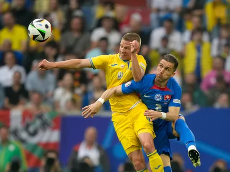 Oleksandr Zinčenko a Peter Pekarík v zápase Slovensko - Ukrajina v skupine E na EURO 2024 (ME vo futbale).