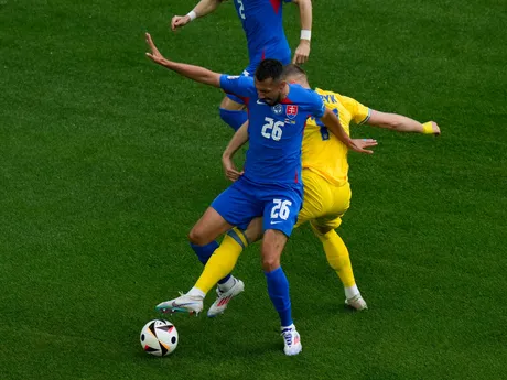 Ivan Schranz a Arťom Dovbyk v súboji o loptu v zápase Slovensko - Ukrajina v skupine E na EURO 2024 (ME vo futbale).