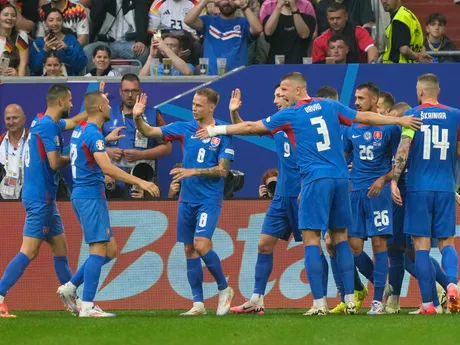 Gólové oslavy Ivana Schranza so spoluhráčmi v zápase Slovensko - Ukrajina v skupine E na EURO 2024 (ME vo futbale).