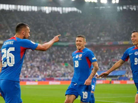 Gólové oslavy Ivana Schranza so spoluhráčmi v zápase Slovensko - Ukrajina v skupine E na EURO 2024 (ME vo futbale).