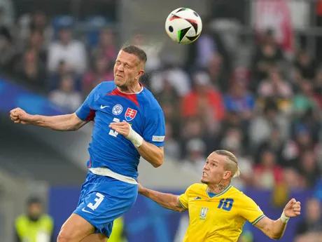 Denis Vavro a Mychajlo Mudryk v hlavičkom súboji v zápase Slovensko - Ukrajina v skupine E na EURO 2024 (ME vo futbale).