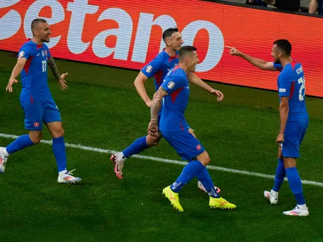 Ivan Schranz sa teší so spoluhráčmi z gólu v zápase Slovensko - Ukrajina v skupine E na EURO 2024 (ME vo futbale).
