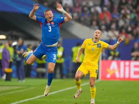 Denis Vavro po faule od Mychajla Mudryka v zápase Slovensko - Ukrajina v skupine E na EURO 2024 (ME vo futbale).