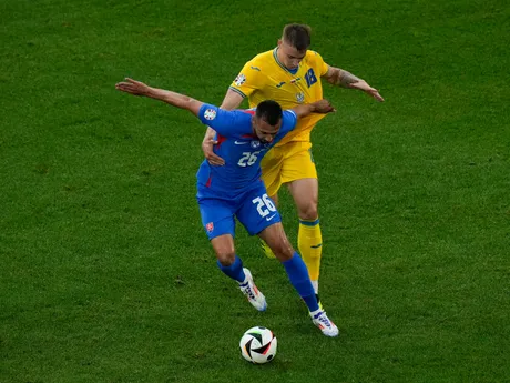 Ivan Schranz a Volodymyr Bražko v súboji o loptu v zápase Slovensko - Ukrajina v skupine E na EURO 2024 (ME vo futbale).