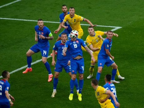 Juraj Kucka v hlavičkovom súboji v zápase Slovensko - Ukrajina v skupine E na EURO 2024 (ME vo futbale).
