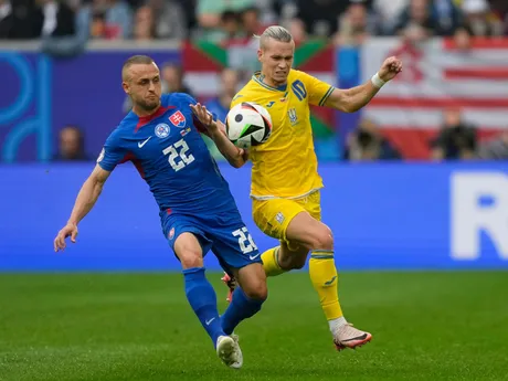 Mychajlo Mudryk a Stanislav Lobotka v súboji o loptu v zápase Slovensko - Ukrajina v skupine E na EURO 2024 (ME vo futbale).