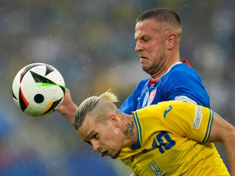 Mychajlo Mudryk a Denis Vavro v súboji o loptu v zápase Slovensko - Ukrajina v skupine E na EURO 2024 (ME vo futbale).