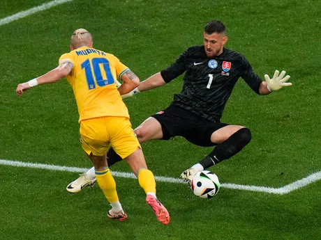 Martin Dúbravka pri streleckom pokuse Mychajla Mudryka v zápase Slovensko - Ukrajina v skupine E na EURO 2024 (ME vo futbale).