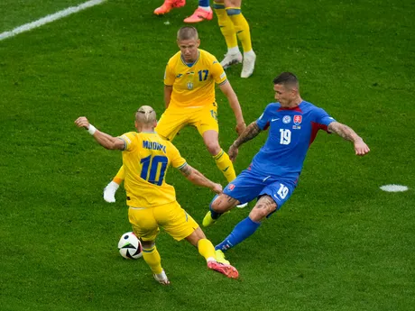 Mychajlo Mudryk pri streleckom pokuse v zápase Slovensko - Ukrajina v skupine E na EURO 2024 (ME vo futbale).