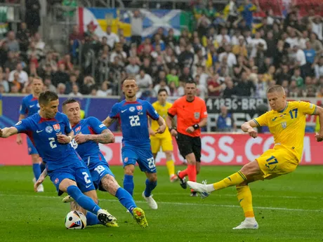 Oleksandr Zinčenko pri streleckom pokuse v zápase Slovensko - Ukrajina v skupine E na EURO 2024 (ME vo futbale).