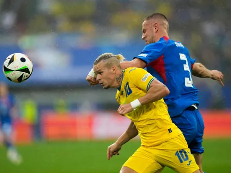 Mychajlo Mudryk a Denis Vavro v súboji o loptu v zápase Slovensko - Ukrajina v skupine E na EURO 2024 (ME vo futbale).