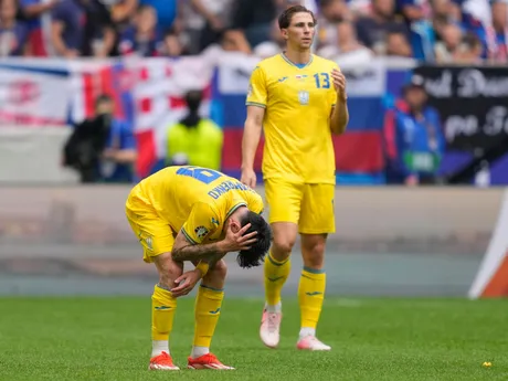 Mykola Šaparenko si po faule drží hlavu v zápase Slovensko - Ukrajina v skupine E na EURO 2024 (ME vo futbale).