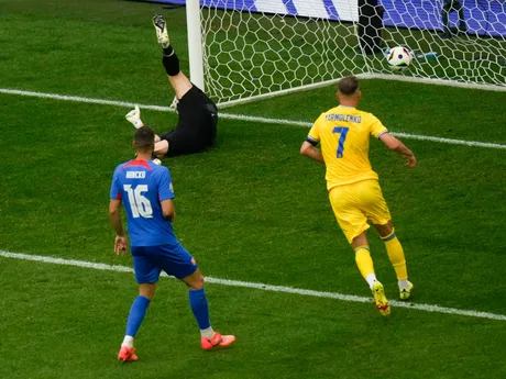 Martin Dúbravka pri góle Mykolu Šaparenka v zápase Slovensko - Ukrajina v skupine E na EURO 2024 (ME vo futbale).