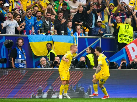 Mykola Šaparenko a Oleksandr Zinčenko sa tešia z gólu v zápase Slovensko - Ukrajina v skupine E na EURO 2024 (ME vo futbale).