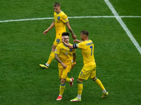 Mykola Šaparenko a Andrij Jarmolenko sa tešia z gólu v zápase Slovensko - Ukrajina v skupine E na EURO 2024 (ME vo futbale).