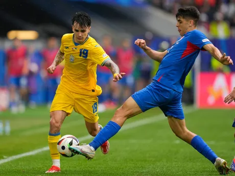 Mykola Šaparenko a Adam Obert v súboji o loptu v zápase Slovensko - Ukrajina v skupine E na EURO 2024 (ME vo futbale).