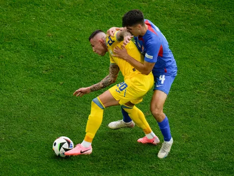 Adam Obert a Oleksandr Zubkov v súboji o loptu v zápase Slovensko - Ukrajina v skupine E na EURO 2024 (ME vo futbale).