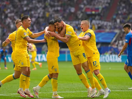 Roman Jaremčuk sa teší so spoluhráčmi po strelení gólu v zápase Slovensko - Ukrajina v skupine E na EURO 2024 (ME vo futbale).
