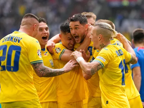 Roman Jaremčuk sa teší so spoluhráčmi po strelení gólu v zápase Slovensko - Ukrajina v skupine E na EURO 2024 (ME vo futbale).