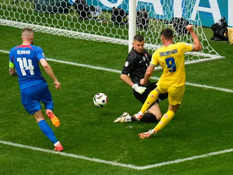 Martin Dúbravka pri góle Romana Jaremčuka v zápase Slovensko - Ukrajina v skupine E na EURO 2024 (ME vo futbale).