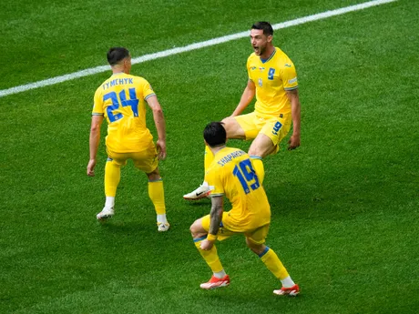 Roman Jaremčuk, Oleksandr Tymčyk a Mykola Šaparenko sa tešia po strelení gólu v zápase Slovensko - Ukrajina v skupine E na EURO 2024 (ME vo futbale).