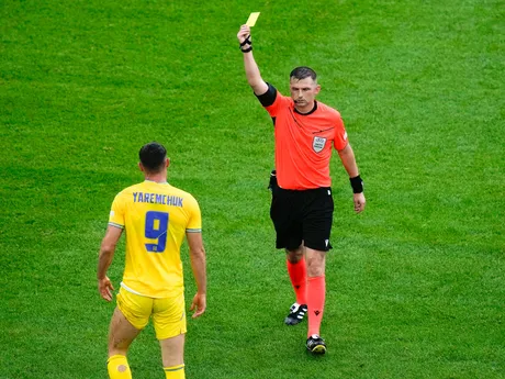 Roman Jaremčuk pri obdržaní žltej karty v zápase Slovensko - Ukrajina v skupine E na EURO 2024 (ME vo futbale).