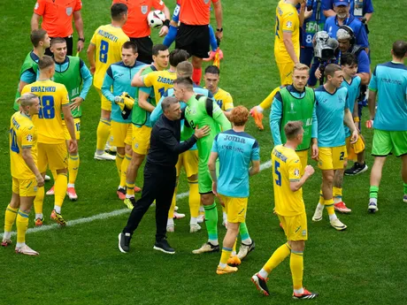 Radosť trénera Serhija Rebrova hráčov Ukrajiny po výhre nad Slovenskom v zápase skupiny E na EURO 2024 (ME vo futbale).