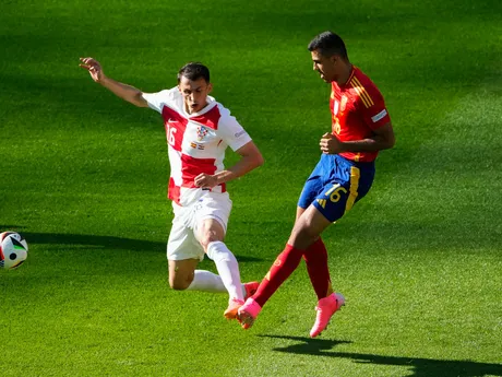 Chorvátsky útočník Ante Budimir v súboji so Španielom Rodrim na EURO 2024. 