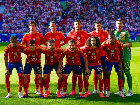 Futbalisti Španielska pózujú pred zápasom proti Chorvátsku na EURO 2024.