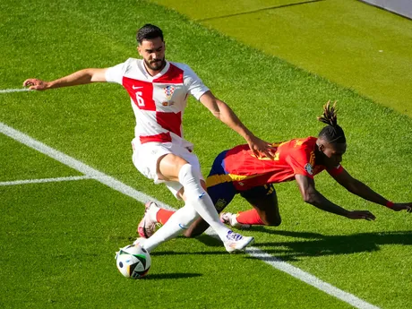 Chorvátsky obranca Josip Šutalo v súboji so španielskym útočníkom Nicom Williamsom.