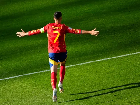 Španielsky útočník Álvaro Morata strieľa gól v zápase proti Chorvátsku na EURO 2024.