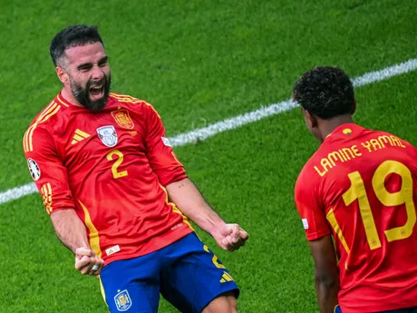 Španielski futbalisti Dani Carvajal a Lamine Yamal sa tešia z gólu v zápase proti Chorvátsko.
