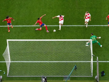 Bruno Petkovič posiela loptu do siete, no jeho gól v zápase  proti Španielsku neplatil. 