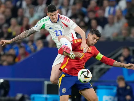 Alessandro Bastoni a Alvaro Morata v zápase Španielsko - Taliansko na EURO 2024. 