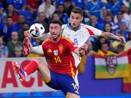 Aymeric Laporte a Gianluca Scamacca v zápase Španielsko - Taliansko na EURO 2024. 