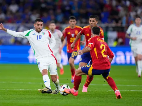 Lorenzo Pellegrini a Dani Carvajal v zápase Španielsko - Taliansko na EURO 2024. 