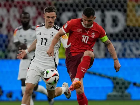 Florian Wirtz a Granit Xhaka v zápase Švajčiarsko - Nemecko na EURO 2024. 