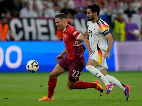 Ilkay Gündogan a Fabian Schär v zápase Švajčiarsko - Nemecko na EURO 2024. 