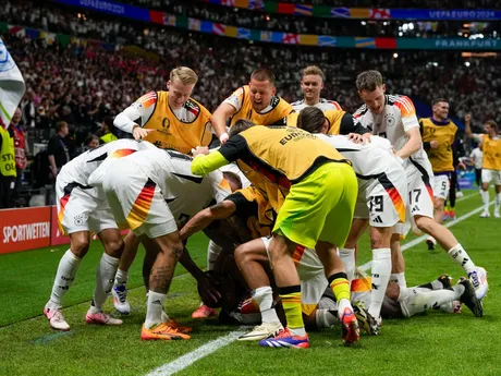 Nemeckí futbalisti sa tešia z gólu v zápase proti Švajčiarsku na EURO 2024.