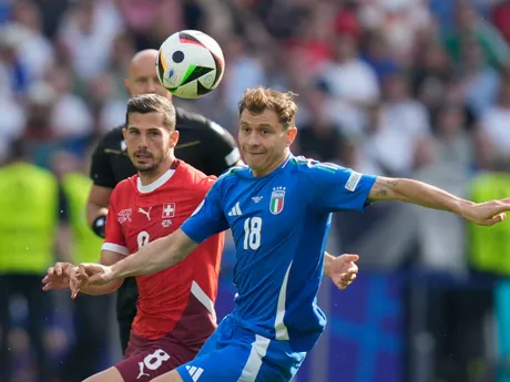 Remo Freule a Nicolo Barella počas zápasu Švajčiarsko - Taliansko na EURO 2024. 