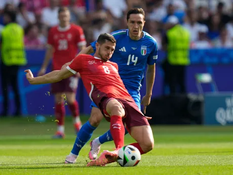 Remo Freuler a Federico Chiesa počas zápasu Švajčiarsko - Taliansko na EURO 2024. 