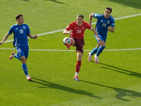 Michel Aebischer a Lorenzo Pellegrini počas zápasu Švajčiarsko - Taliansko na EURO 2024. 