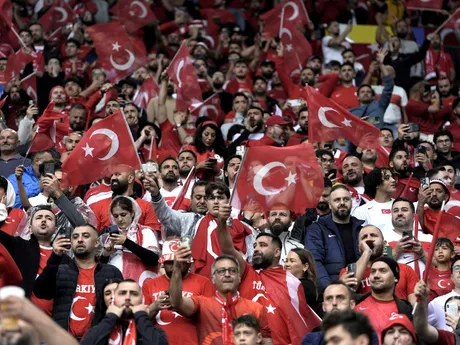 Fanúšikovia Turecka v zápase Turecko - Gruzínsko na EURO 2024.